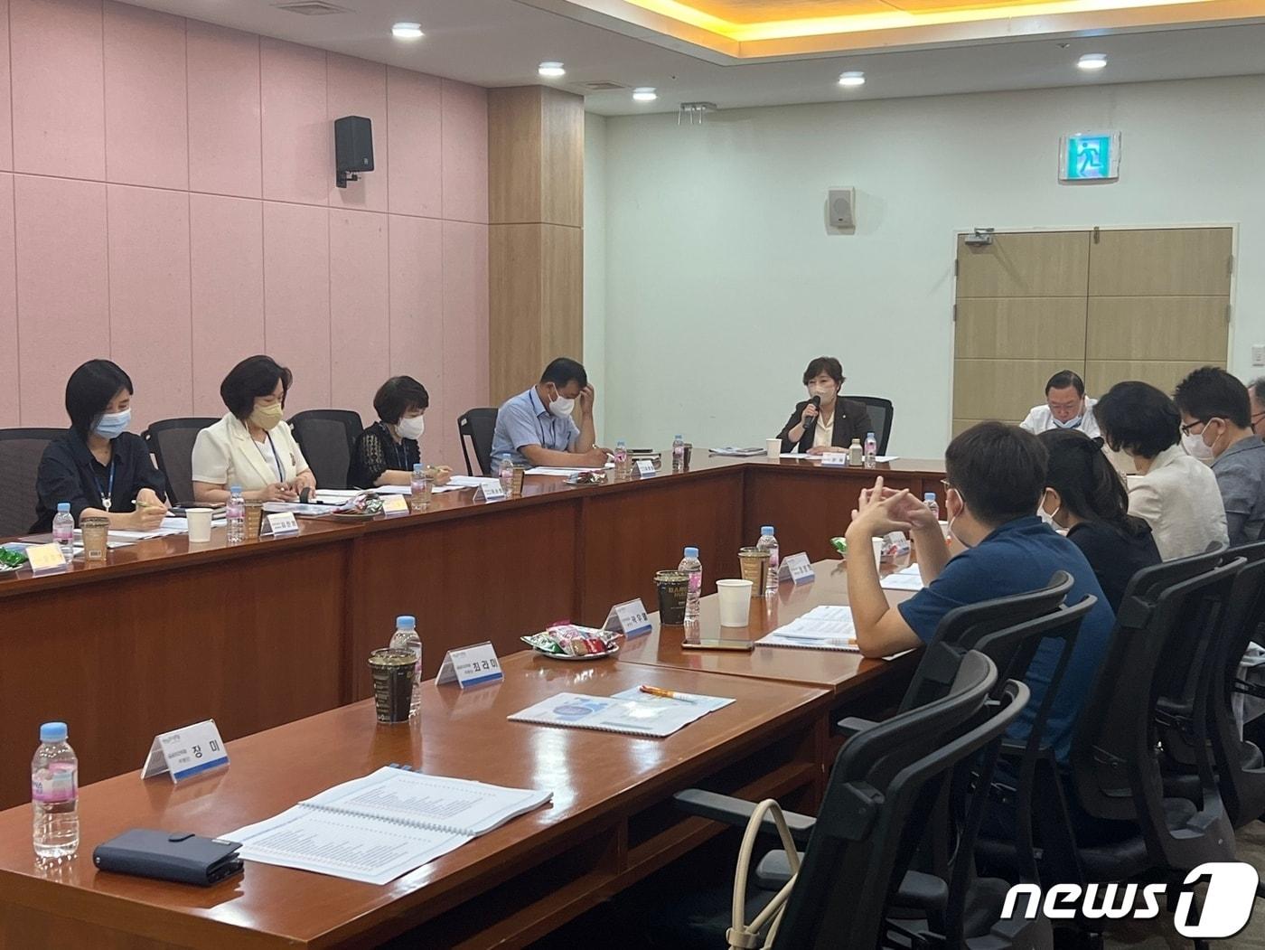 본문 이미지 - 지난달 31일 전남 강진의료원에서 전남 공공보건의료지원단 주관으로 지역거점 공공의료기관 선호도 조사 연구보고회가 진행되고 있다.(전남도 제공) 2022.9.1/뉴스1