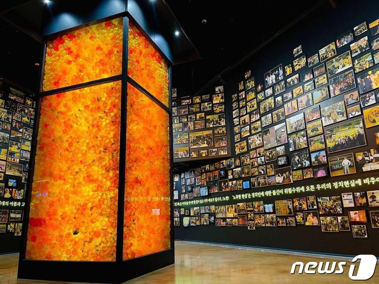본문 이미지 - 경남 김해 봉하마을에서 개관한 깨어 있는 시민 문화체험전시관에 고 노무현 전 대통령의 사진이 전시되어 있다. (노무현재단 제공) 2022.9.1 ⓒ 뉴스1 김명규 기자