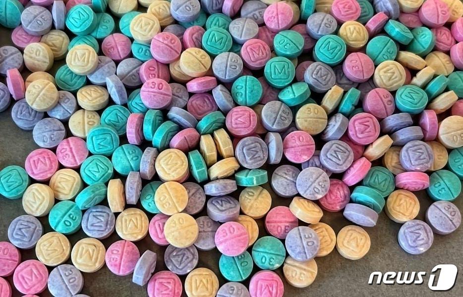 본문 이미지 - 레인보우 펜타닐. (DEA 갈무리)