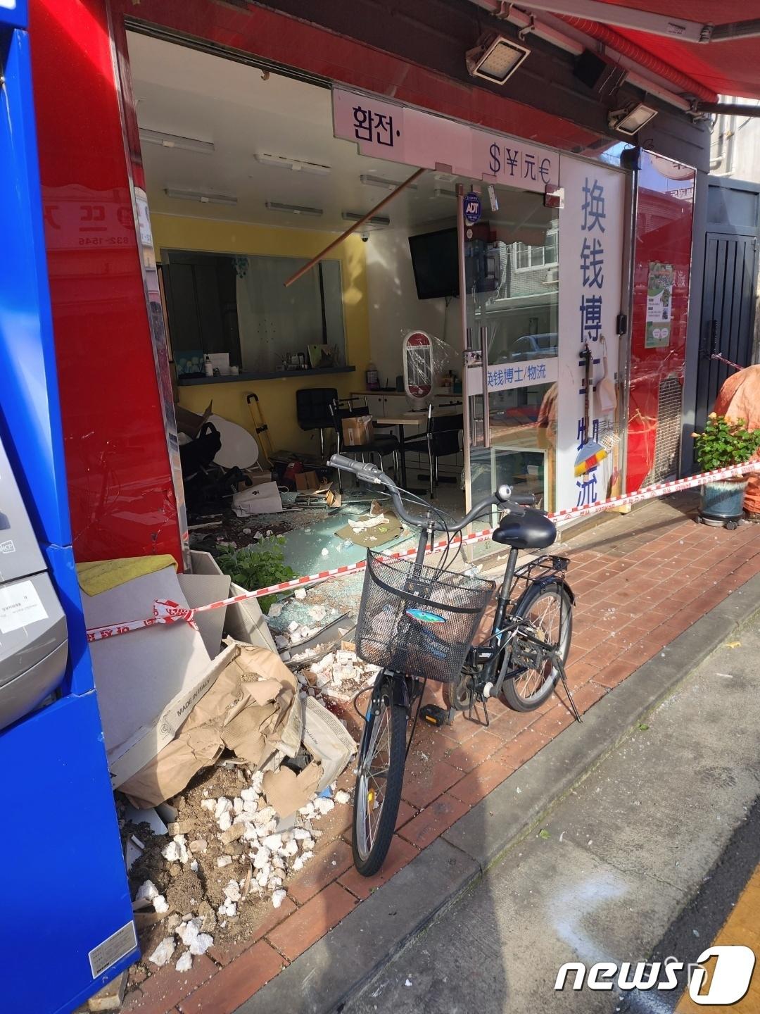 본문 이미지 - 대림 중앙시장에서 차량 돌진 사고 피해를 입은 환전소 (사진 권진영 기자) ⓒ뉴스1