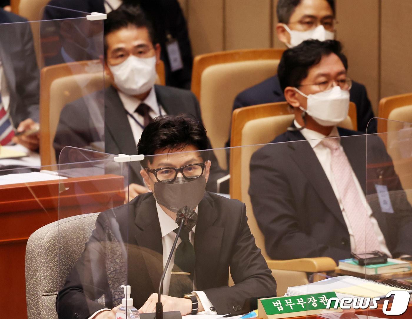 본문 이미지 - 한동훈 법무부 장관이 1일 서울 여의도 국회에서 열린 예산결산특별위원회 전체회의에서 의원 질의에 답하고 있다. (공동취재) 2022.9.1/뉴스1 ⓒ News1 유승관 기자