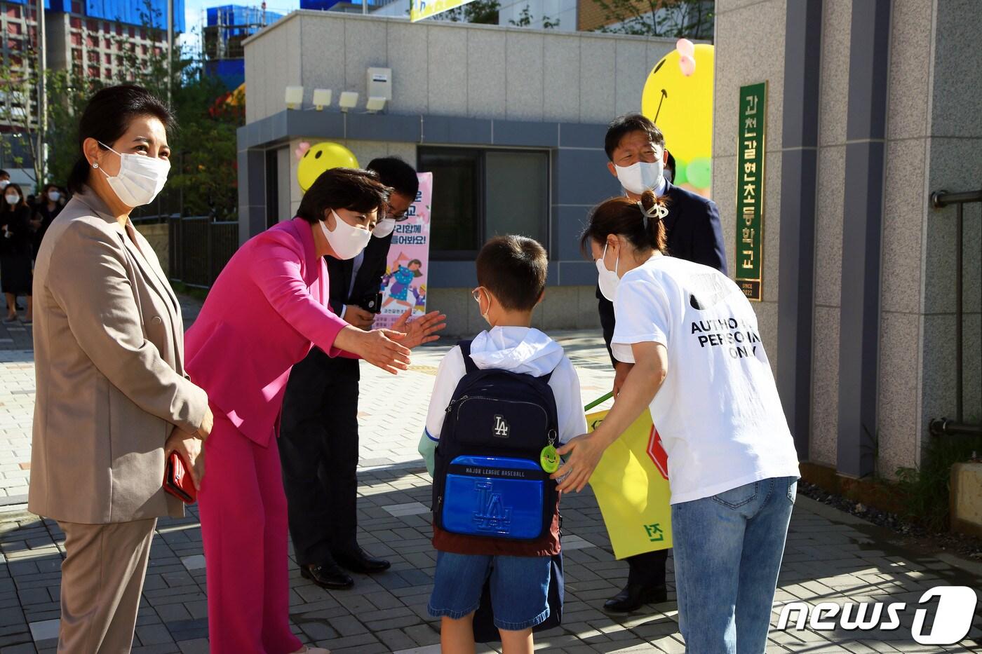 본문 이미지 - 신계용 경기 과천시장(왼쪽 두 번째)이 아이들에게 인사를 하고 있다.(과천시 제공)