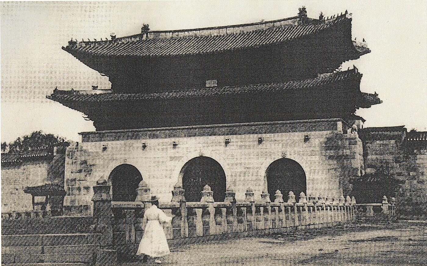 본문 이미지 - 1890년경 광화문과 월대 난간석의 모습. (문화재청 제공)  