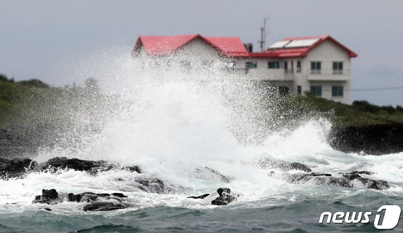 제11호 태풍 &#39;힌남노&#39;가 북상하는 가운데 1일 오후 제주시 구좌읍 월정리 해안에 높은 파도가 치고 있다..2022.9.1/뉴스1 ⓒ News1 고동명 기자