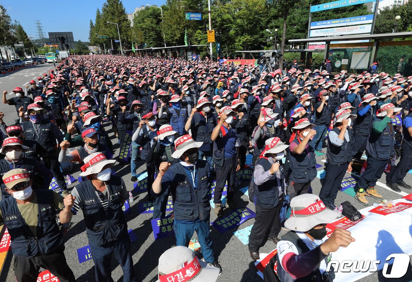 전국민주노동조합총연맹&#40;민주노총&#41; 조합원들이 1일 오후 경기 수원시 장안구 고용노동부 경기지청앞에서 &#39;건설노동자 총력투쟁 선포 전국동시다발 결의대회&#39;를 갖고 있다. 2022.9.1/뉴스1 ⓒ News1 김영운 기자