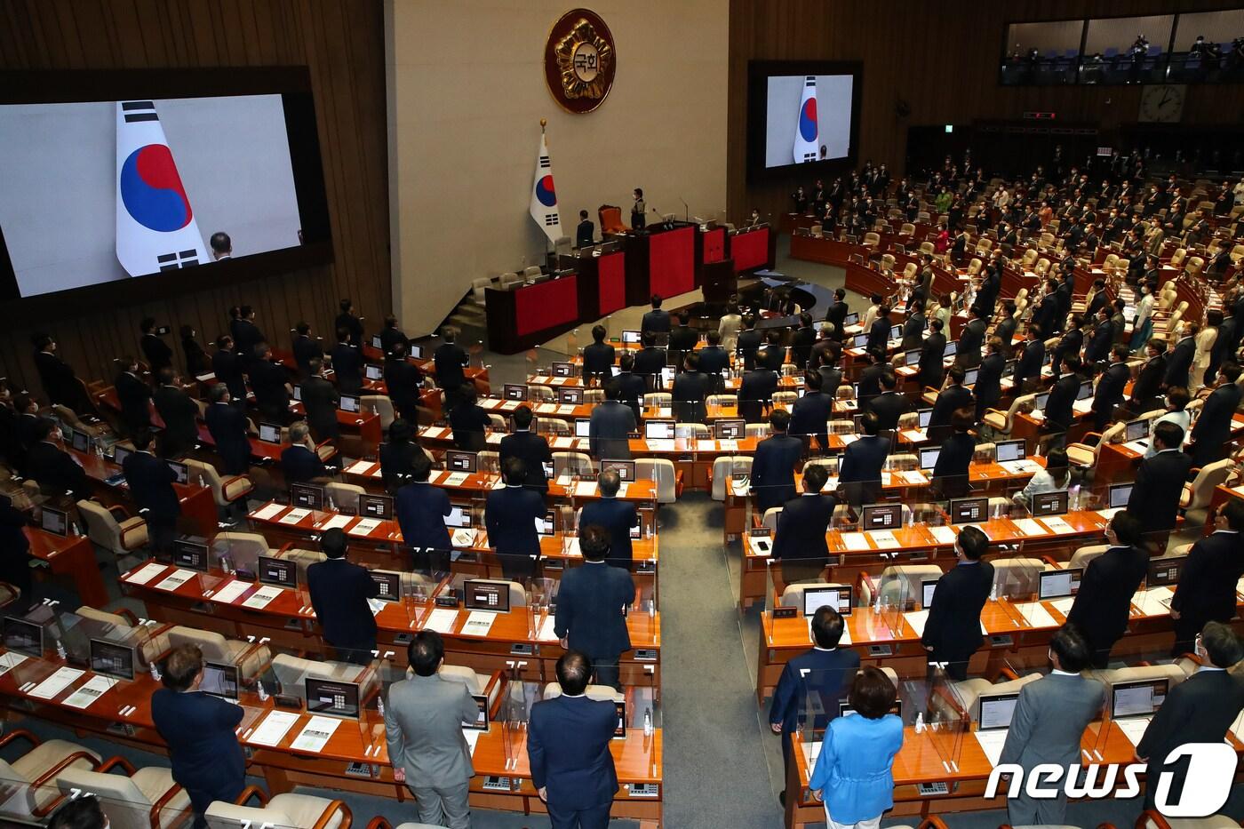본문 이미지 - 서울 여의도 국회에서 열린 제400회 국회(정기회) 제400-1차 본회의 개회식에서 김진표 국회의장과 여야 의원들이 국민의례를 하고 있다. (공동취재) 2022.9.1/뉴스1 ⓒ News1 유승관 기자