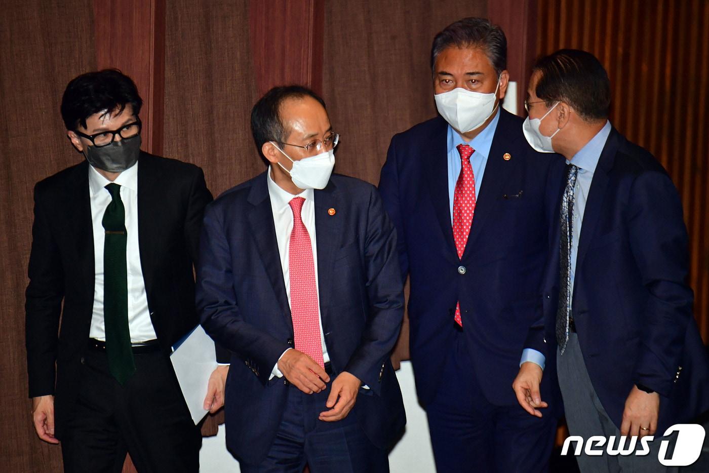 본문 이미지 - 한동훈 법무부 장관(왼쪽부터)과 추경호 경제부총리 겸 기획재정부 장관, 박진 외교부 장관, 권영세 통일부 장관이 1일 오후 서울 여의도 국회에서 열린 제400회 국회(정기회) 제400-1차 본회의 개회식을 마친 후 회의장을 나서고 있다. (공동취재) 2022.9.1/뉴스1 ⓒ News1 이재명 기자