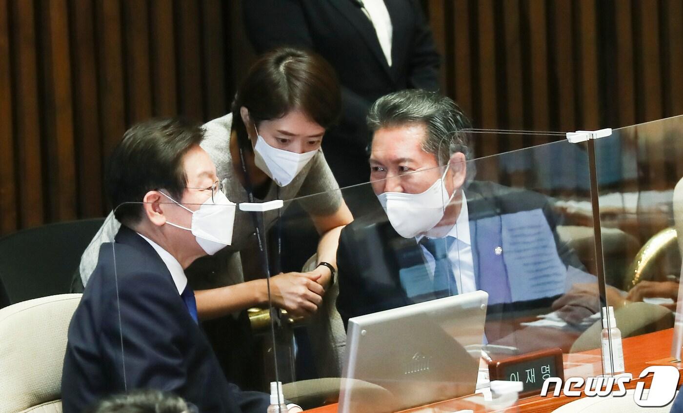 이재명 더불어민주당 대표와 고민정·정청래 최고위원이 1일 국회 본청 본회의장에서 열린 400회 정기국회 개회식에 참석한 이야기를 나누고 있다. (공동취재) 2022.9.1/뉴스1 ⓒ News1 이재명 기자