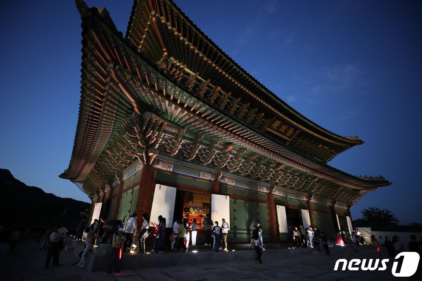 본문 이미지 - 하반기 경복궁 야간 관람이 시작된 1일 오후 서울 종로구 경복궁에서 시민들이 추억을 남기고 있다. 이번 경복궁 야간 관람은 11월 6일까지 계속되며 관람 시간은 오후 7시부터 오후 9시 30분까지다. 2022.9.1/뉴스1 ⓒ News1 조태형 기자
