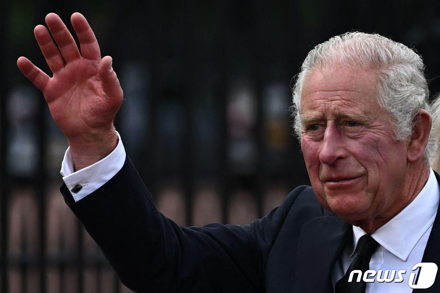 영국의 새 국왕인 찰스 3세가 9일(현지시간) 런던 버킹엄 궁전에 도착하며 손 흔들어 인사하고 있다. 찰스 3세는 엘리자베스 2세 여왕의 서거로 왕위가 자동 승계된 지 하루 만에 새 군주로서 첫 공식 일정에 나섰다. ⓒ AFP=뉴스1 ⓒ News1 구윤성 기자