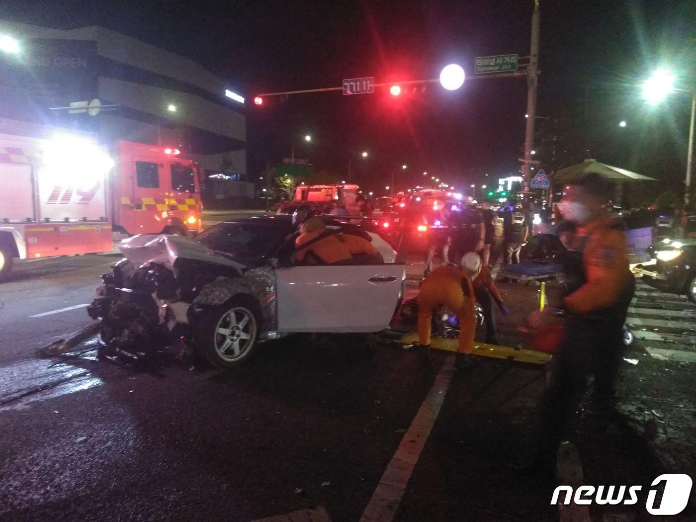 본문 이미지 - 수원 터미널사거리 교통사고 현장 수습에 나선 소방관들.(경기도소방재난본부 제공)