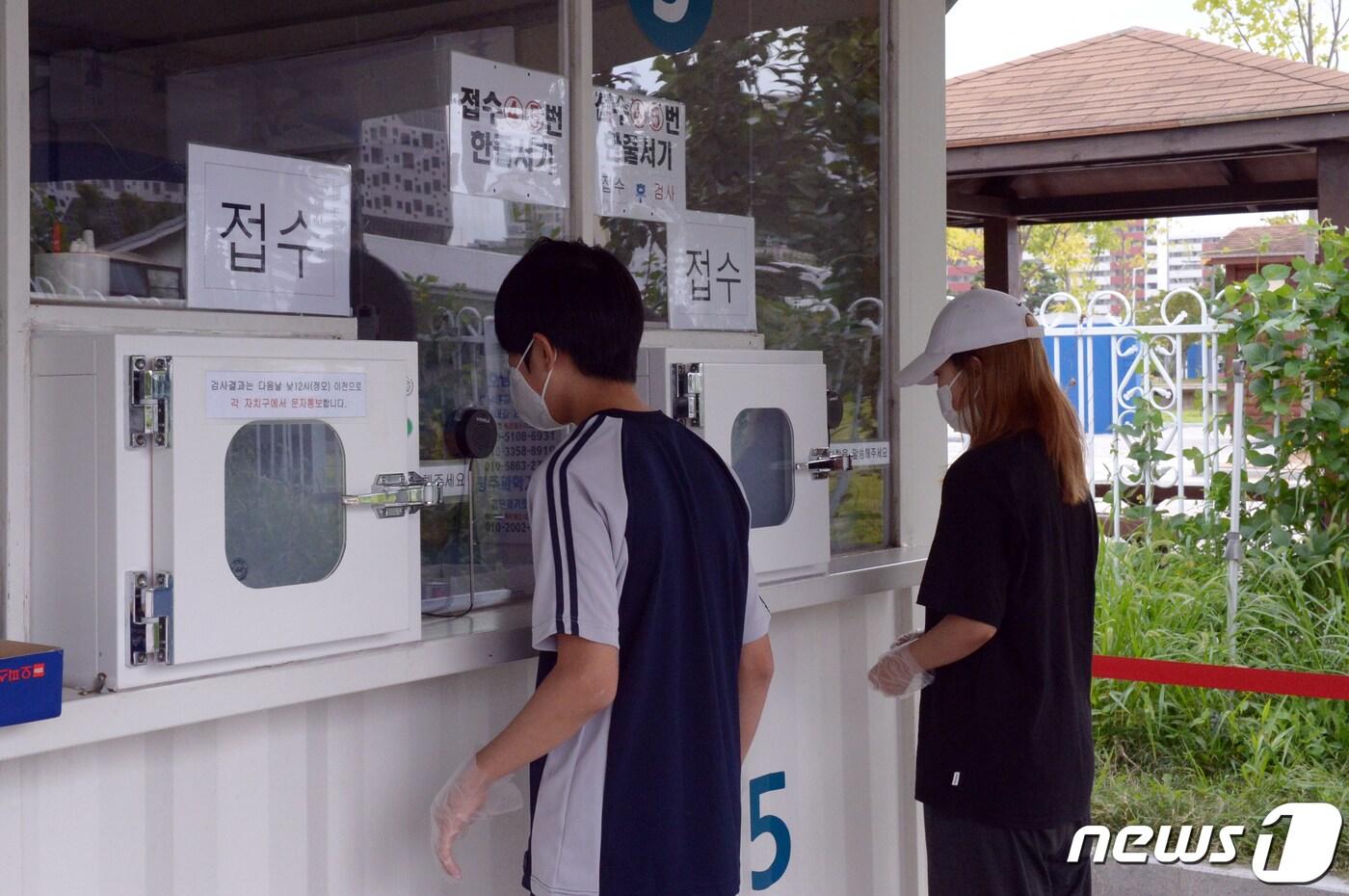 본문 이미지 - 민족대명절 추석 당일인 10일 오후 광주 서구 치평동 5·18교육관 주차장에 마련된 임시 선별진료소에서 시민들이 코로나19 검사를 위해 대기하고 있다. 2022.9.10/뉴스1 ⓒ News1 이승현 기자