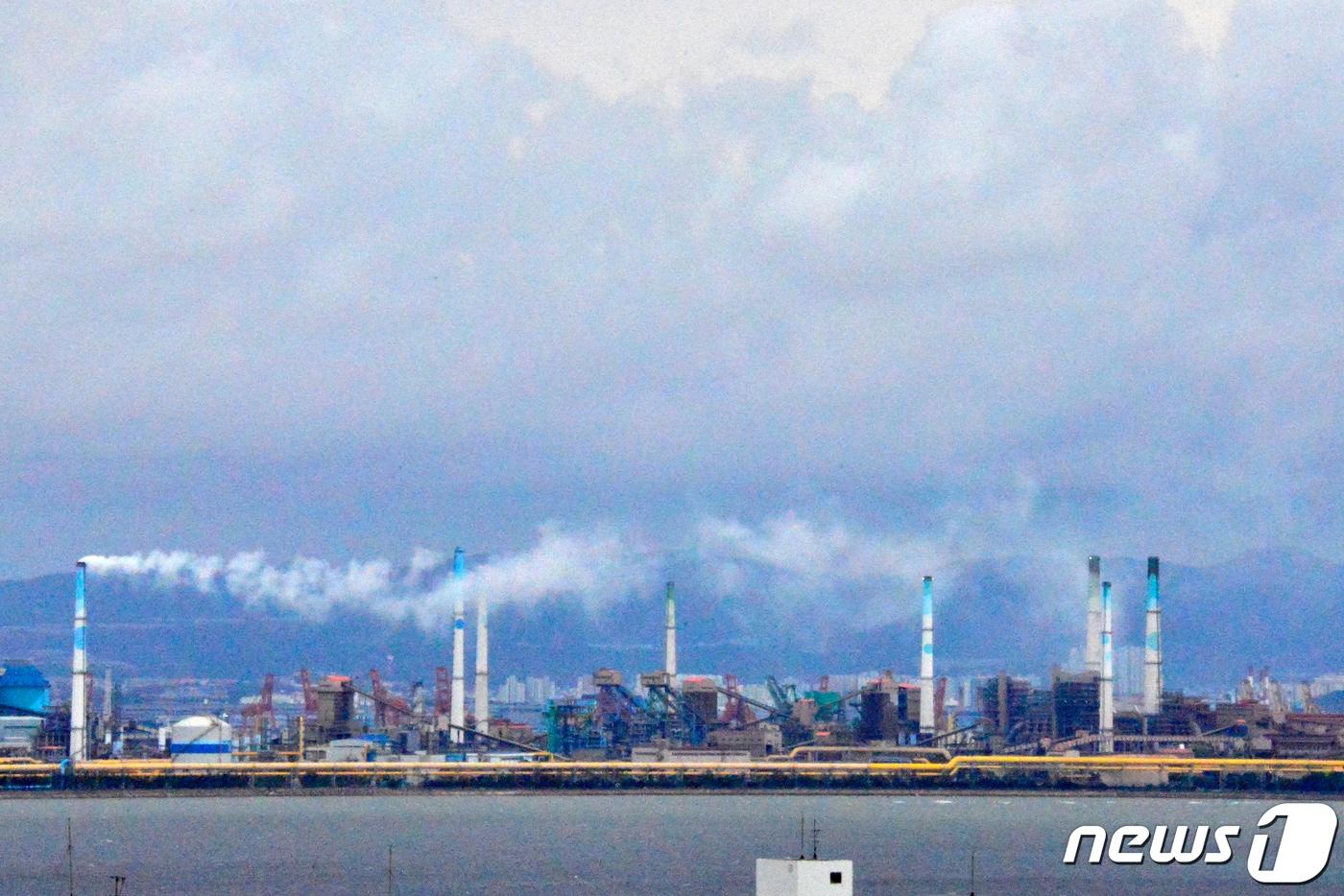 포스코 포항제철소가 용광로 재가동과 공장 정상화를 위한 위한 재송풍 작업 등을 진행하면서 굴뚝마다 흰 연기가 피어오르고 있다. ⓒ News1 최창호 기자
