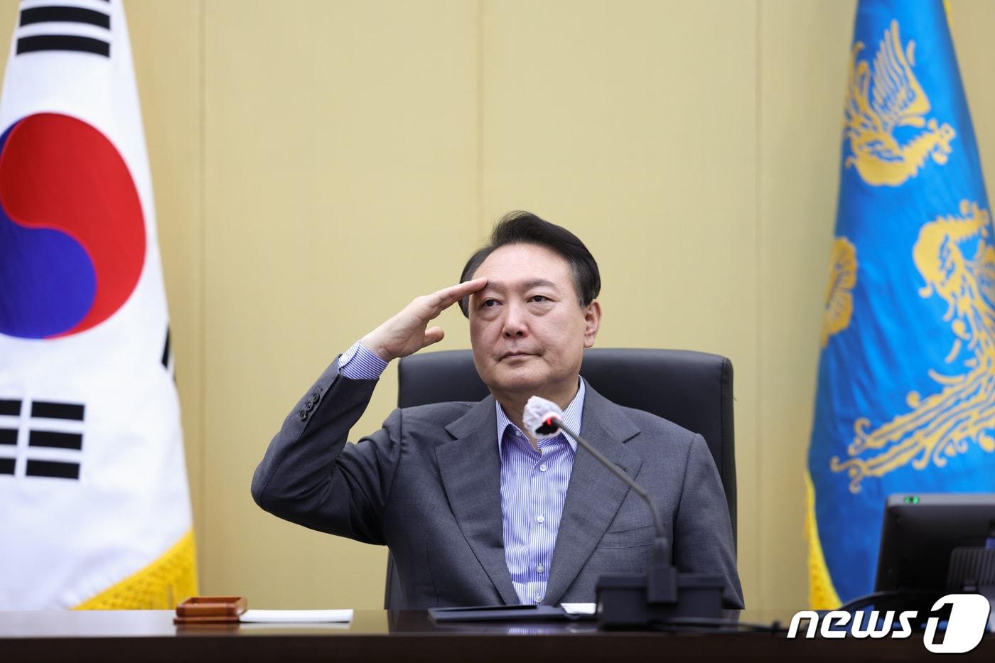 본문 이미지 - 윤석열 대통령이 추석인 10일 용산 대통령실 청사에서 해외파병에 나선 한빛부대(남수단), 동명부대(레바논), 청해부대(오만), 아크부대(아랍에미리트) 장병들과 화상통화를 하던 중 거수경례를 하고 있다. 2022.9.10/뉴스1 ⓒ News1 안은나 기자