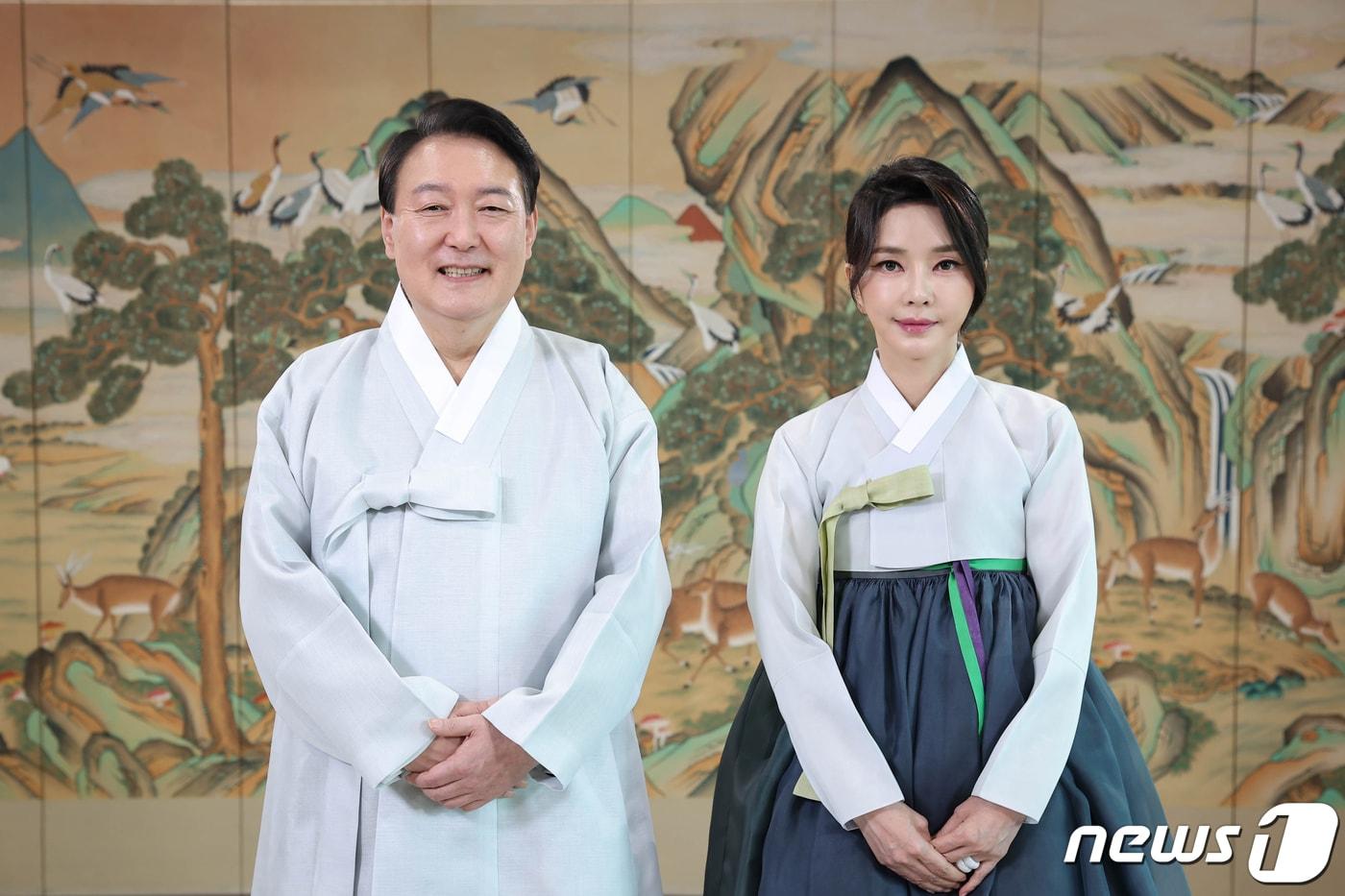 본문 이미지 - 한복을 입은 윤석열 대통령과 부인 김건희 여사가 2022년 추석 인사 영상메시지를 남기고 있다. (대통령실 제공) 2022.9.10/뉴스1 ⓒ News1 안은나 기자
