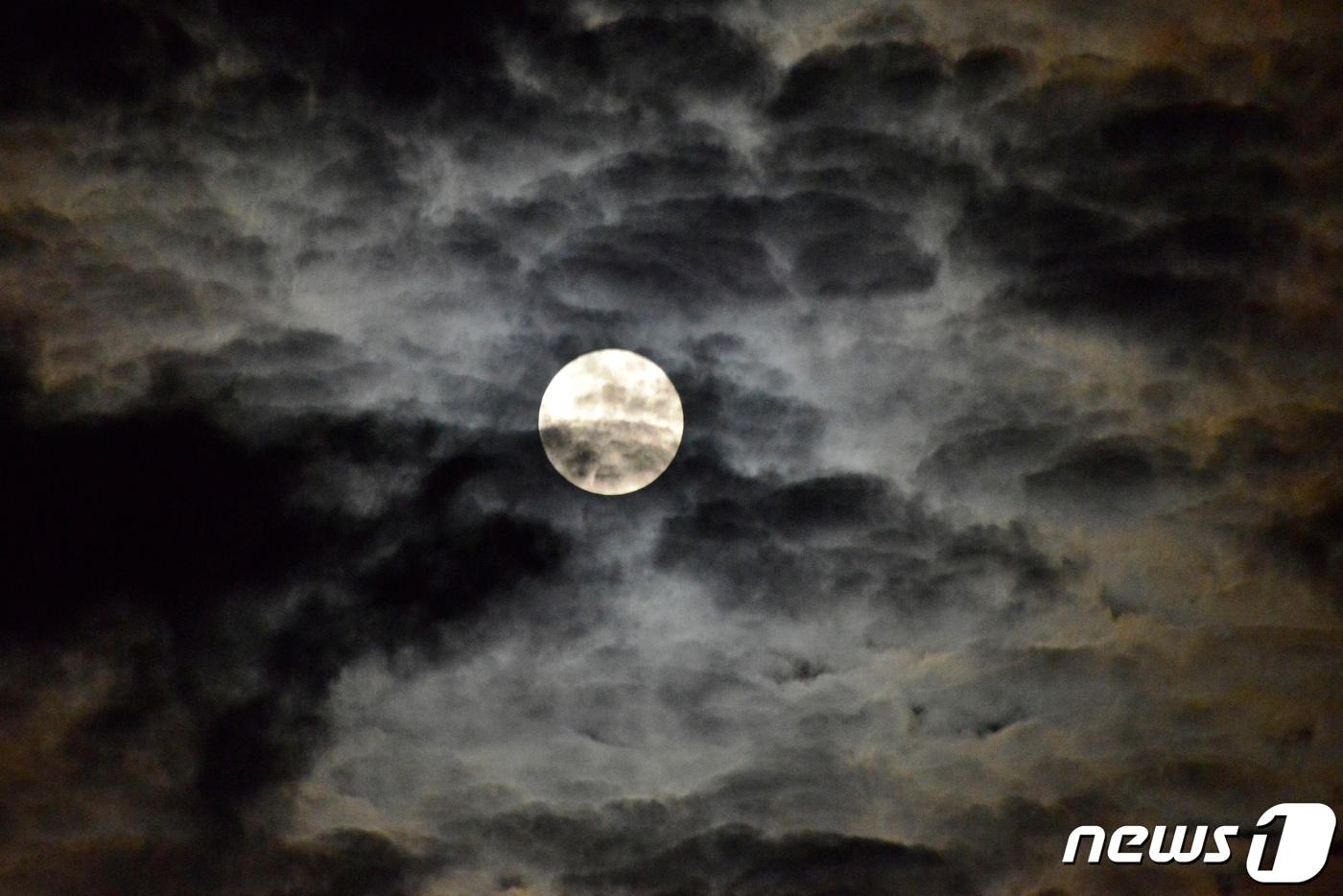 구름 사이로 비친 보름달.(뉴스1 DB) ⓒ News1 최창호 기자