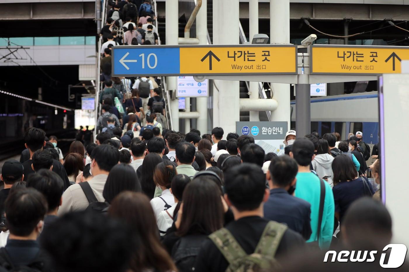 본문 이미지 - 추석 연휴 셋째 날인 11일 오전 서울역에서 귀경객들이 열차에 내려 이동하고 있다. 2022.9.11/뉴스1 ⓒ News1 황기선 기자