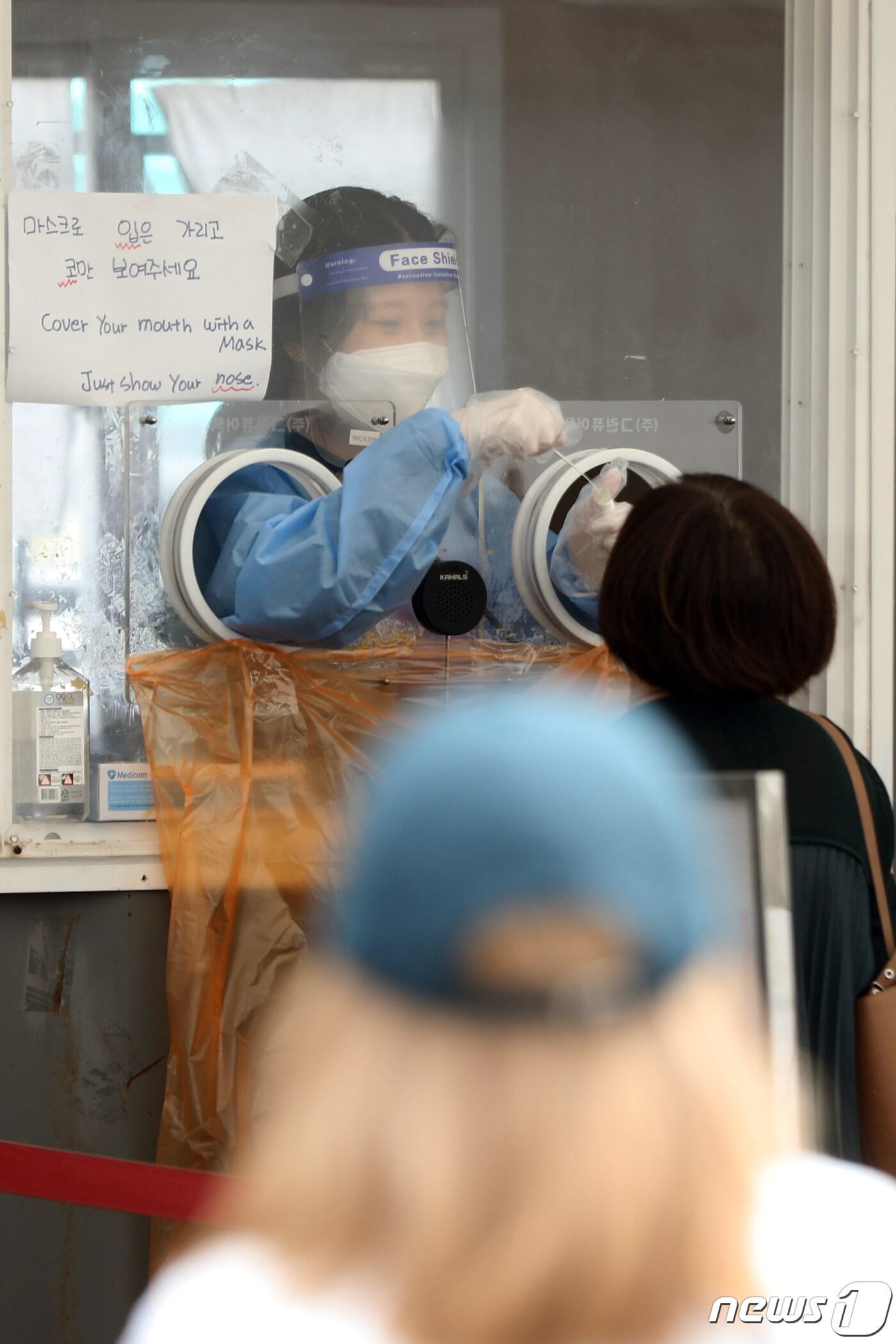 본문 이미지 - 경기도내 코로나19 주간단위 확진자와 사망자수가 다시 상승세로 돌아서 비상이다.도내 주간단위 코로나19 확진자는 8월 3주차 21만7160명으로 정점을 기록한 이후 계속 감소하다 9월2주차(4만2900명) 들어 다시 상승세로 돌아섰다.사망자수도 8월4주차 130명으로 정점을 기록한 뒤 계속 감소했으나 10월 2주차(36명 사망)들어 다시 상승했다./뉴스1 ⓒ News1 황기선 기자