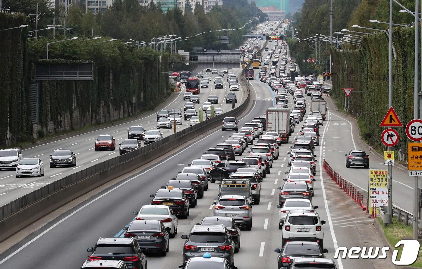 추석 연휴 셋째 날인 11일 오후 서울 서초구 잠원IC 부근 경부고속도로 상(왼쪽)·하행선에 차량이 몰리면서 정체가 이어지고 있다.2022.9.11/뉴스1 ⓒ News1 김진환 기자