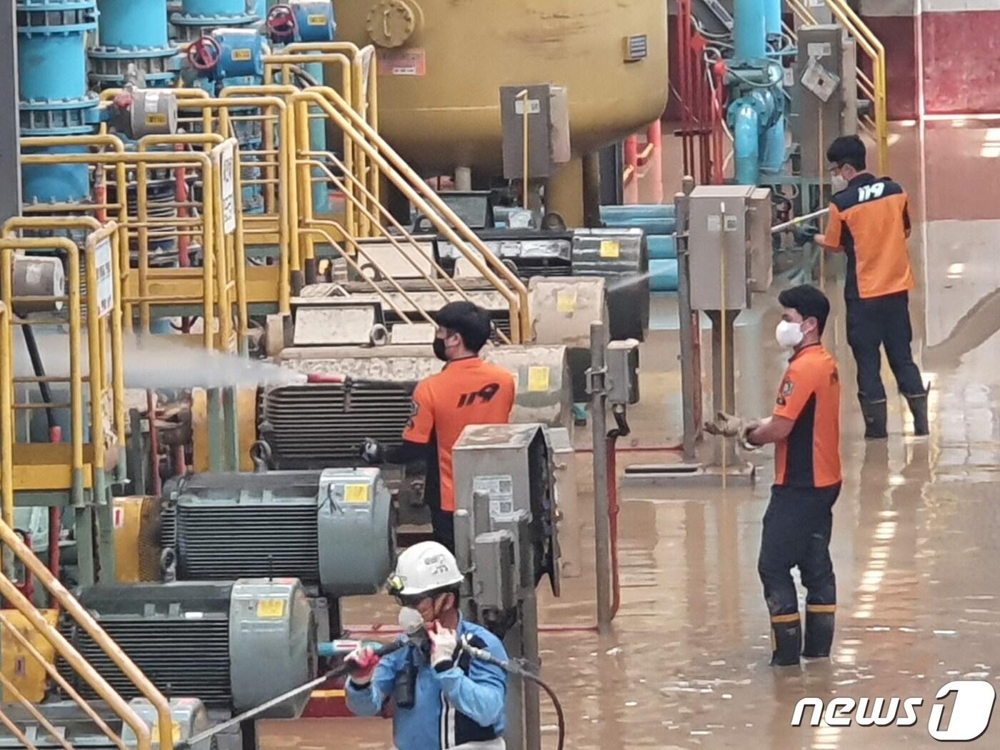 본문 이미지 - 소방 공무원들이 11일 제11호 태풍 힌남노로 피해를 입은 포스코 포항제철소에서 복구작업을 진행하고 있다. (소방청 제공) 2022.9.11/뉴스1 ⓒ News1 김진환 기자
