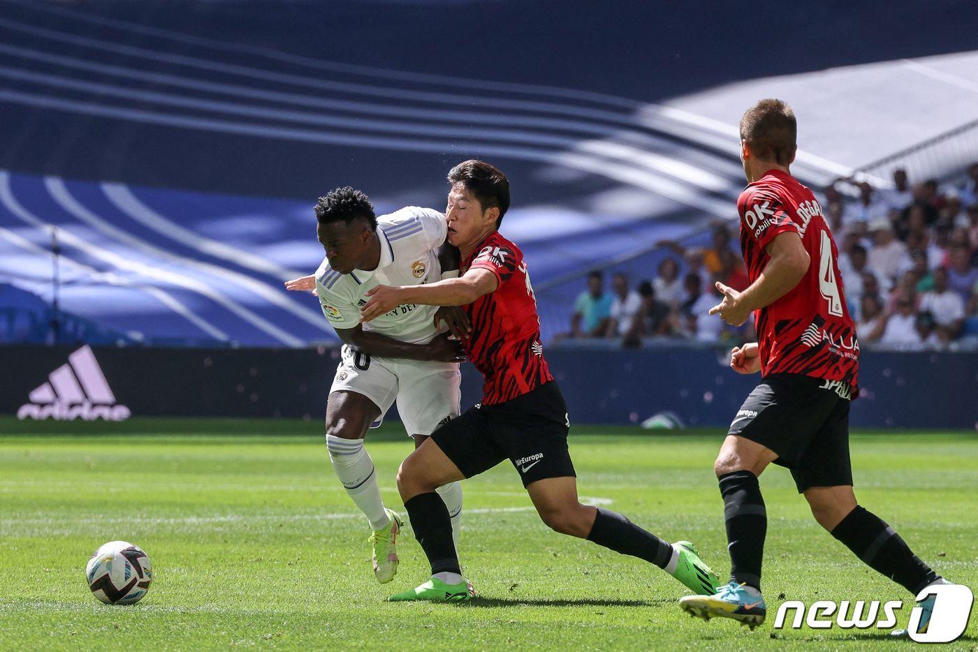 레알 마요르카의 이강인이 레알 마드리드의 비니시우스를 수비하고 있다. ⓒ AFP=뉴스1