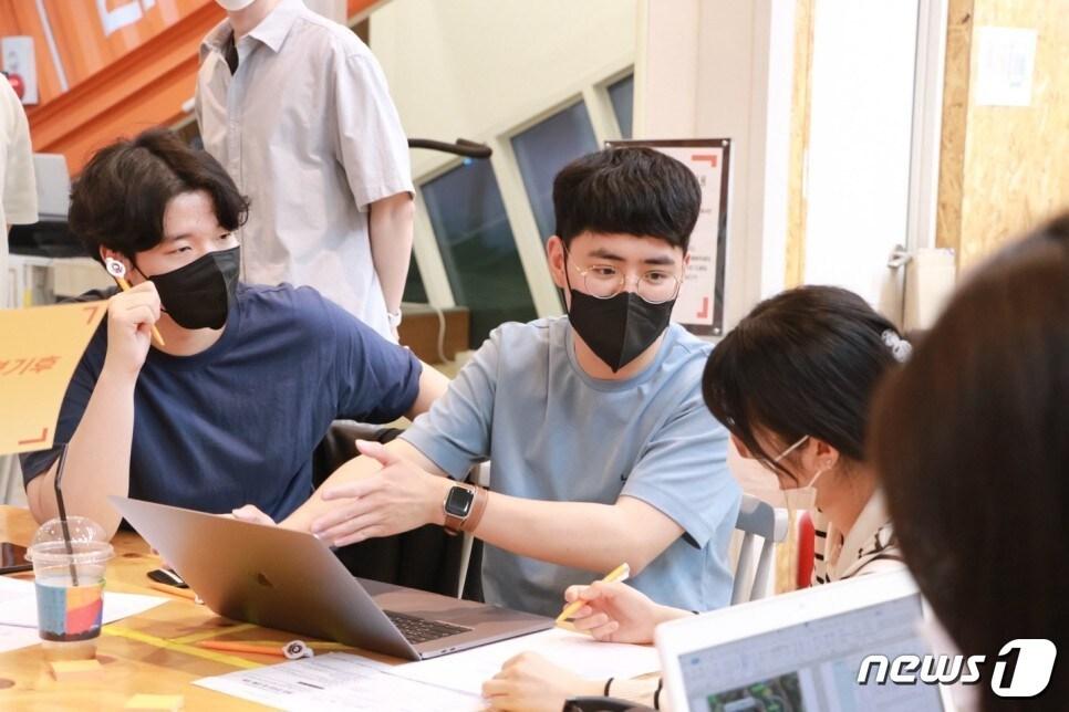 본문 이미지 - 지난 5월 도봉구 청년네트워크 활동가들이 정책회의를 하고 있다.(도봉구 제공)