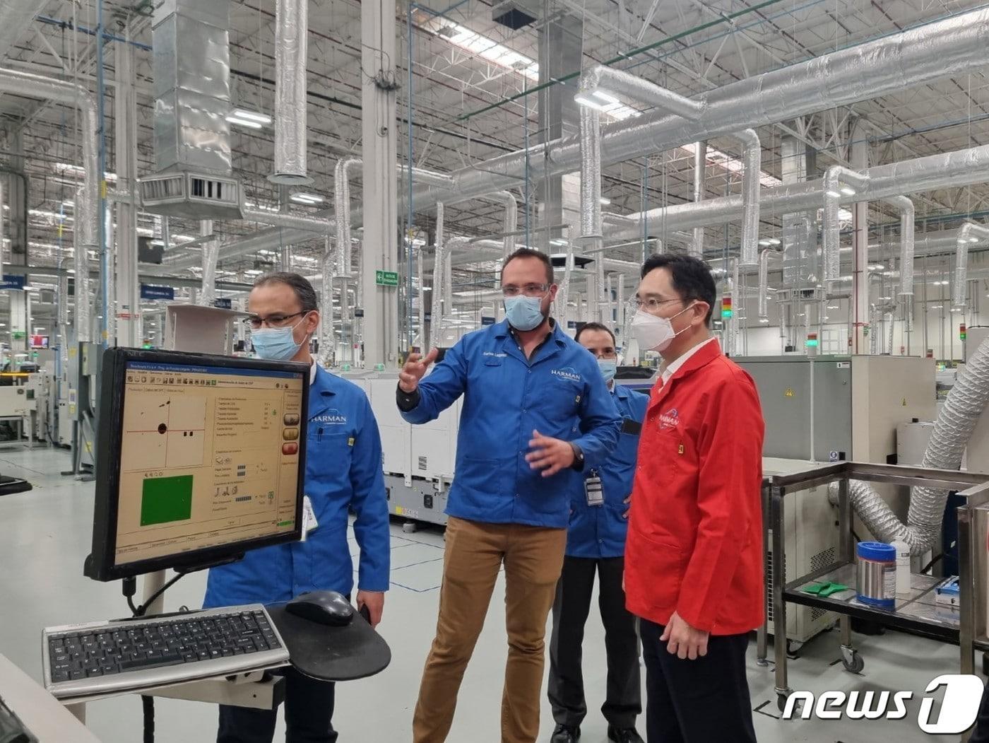 본문 이미지 - 이재용 삼성전자 당시 부회장이 지난 2022년 9월  멕시코에 위치한 하만 공장을 방문, 관계자로부터 사업 현황을 보고 받고 있다. &#40;삼성전자 제공&#41; 2022.9.12/뉴스1