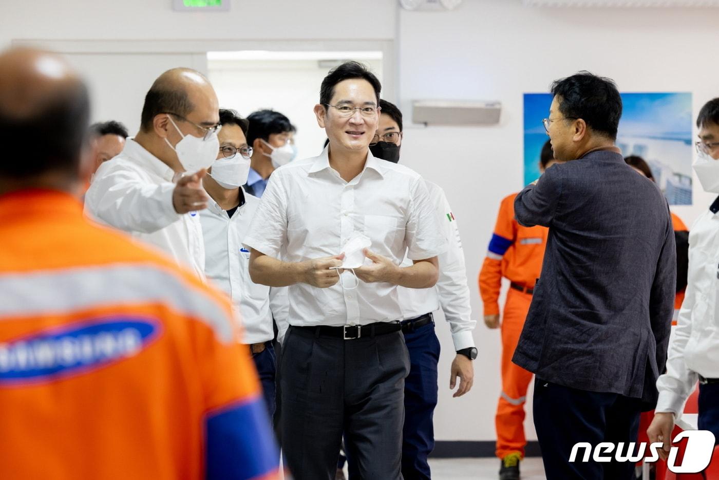 이재용 삼성전자 회장이 지난해 9월 삼성엔지니어링 도스보카스 정유공장 건설 현장을 찾아 직원들과 대화를 하는 모습. (삼성전자 제공)/뉴스1