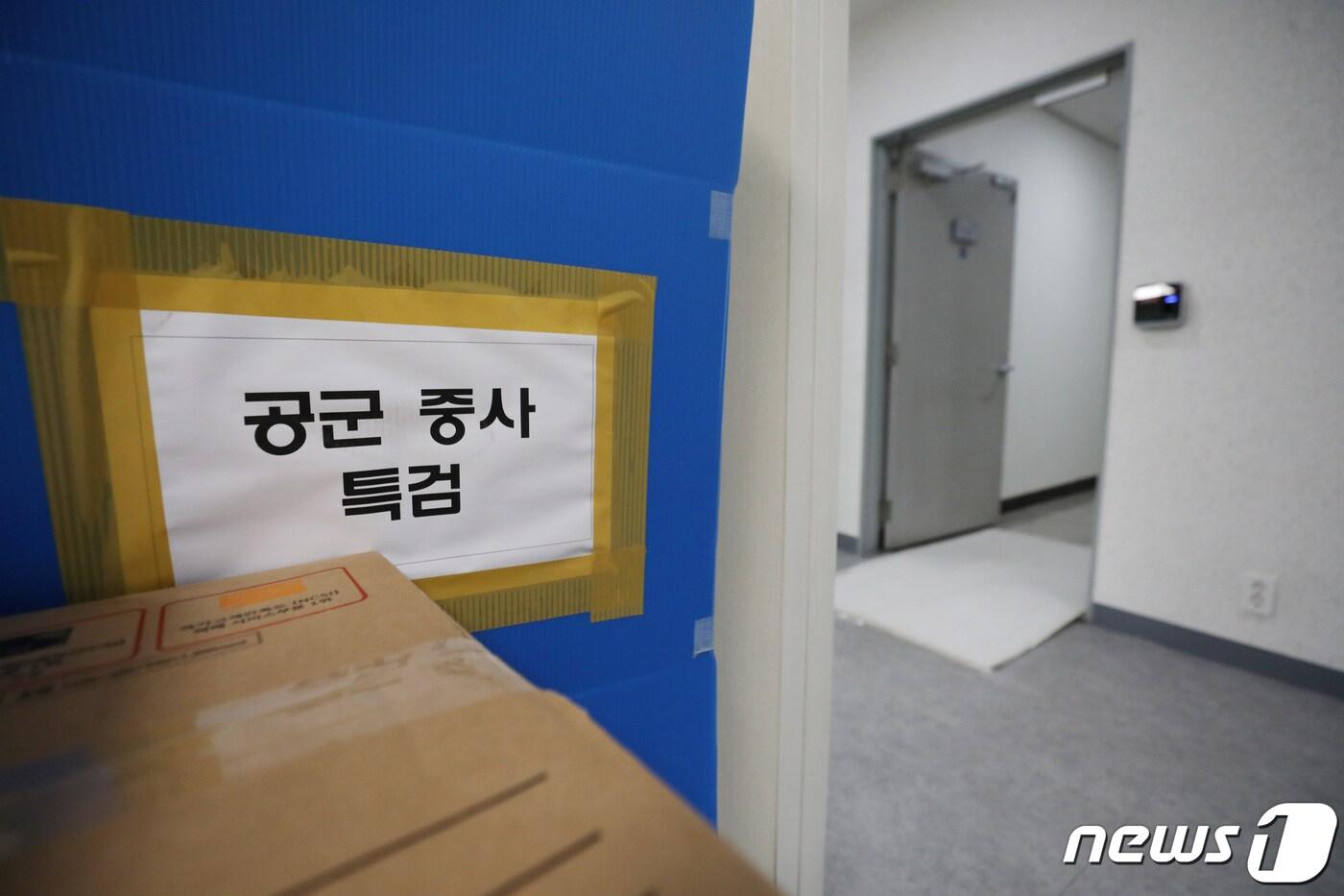 본문 이미지 - 공군 성폭력 피해자 고 이예람 중사 사망 사건을 수사하는 안미영 특별검사팀의 수사종료일인 12일 오전 서울 서대문구 특별검사팀 사무실에 관련 자료들이 쌓여 있다. 2022.9.12/뉴스1 ⓒ News1 박지혜 기자