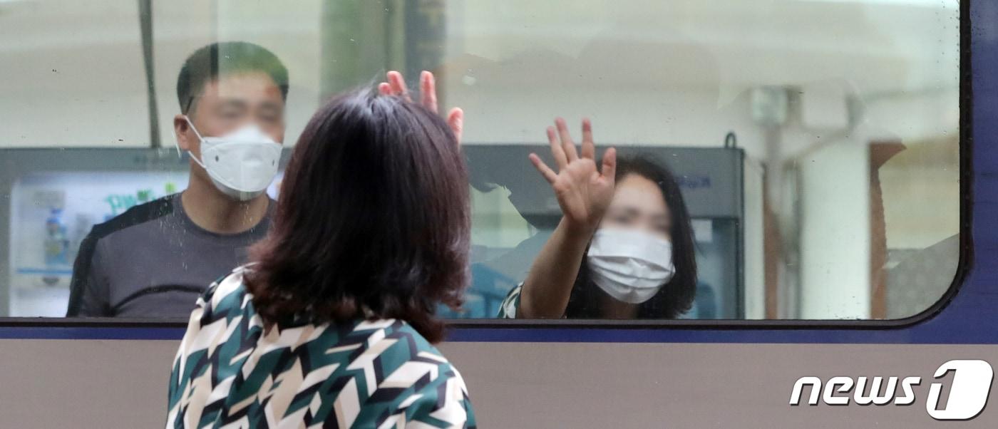 본문 이미지 - 추석 연휴 마지막 날인 12일 전북 전주시 전주역에서 추석 명절을 보내고 귀경하는 딸을 배웅하는 한 부모가 손을 흔들며 인사를 하고 있다. 2022.9.12/뉴스1 ⓒ News1 유경석 기자