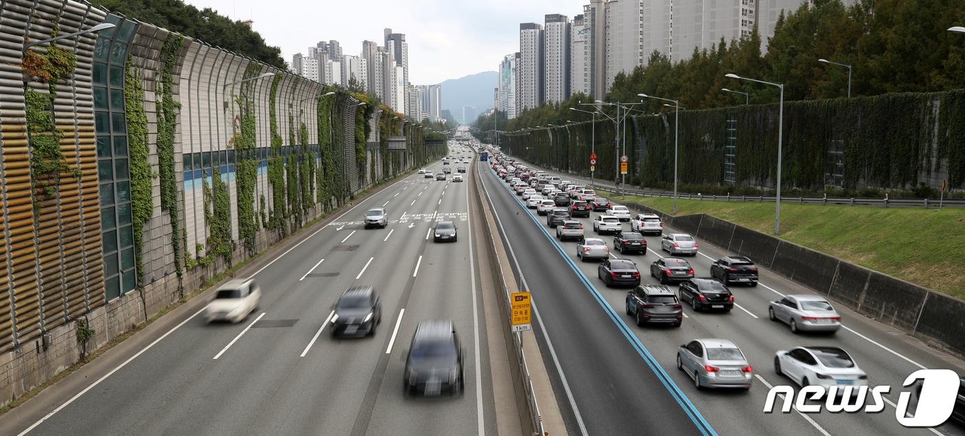  12일 오후 서울 서초구 경부고속도로 잠원 IC 인근 상·하행선에 차량들이 오가고 있다. 2022.9.12/뉴스1 ⓒ News1 이승배 기자