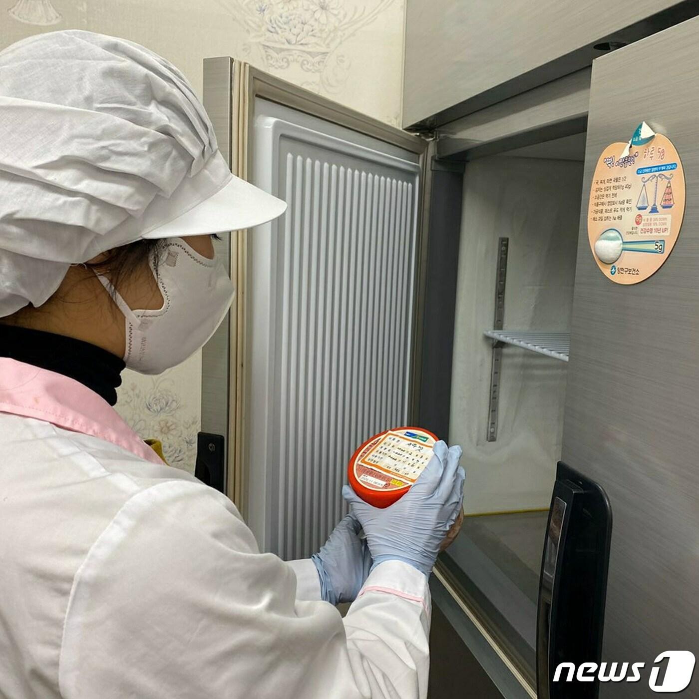 본문 이미지 - 양천구 관계자가 어린이 급식시설의 위생상태를 지도점검하고 있다.(자료사진, 양천구 제공)