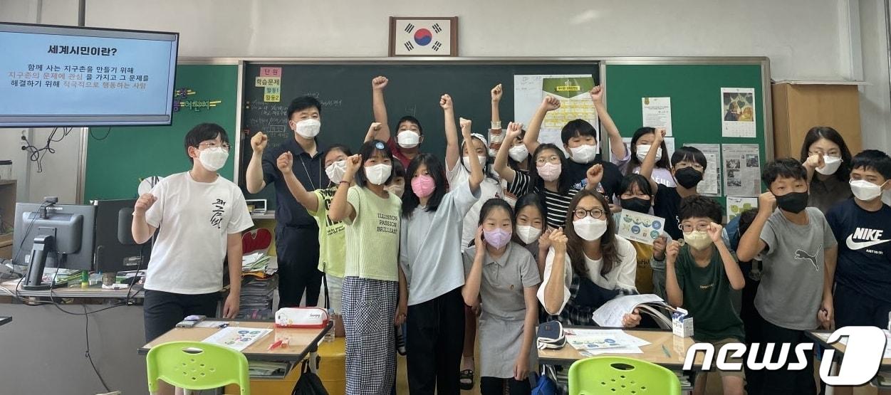 본문 이미지 - 청주대학교 충북국제개발협력센터는 ‘2022년 하반기 세계 시민교육’을 오는 11월까지 진행한다. 지난 7일 음성 수봉초등학교 학생을 대상으로 세계 시민교육을 진행한 후 기념촬영을 하고 있는 모습.(청주대학교 제공)/ 뉴스1