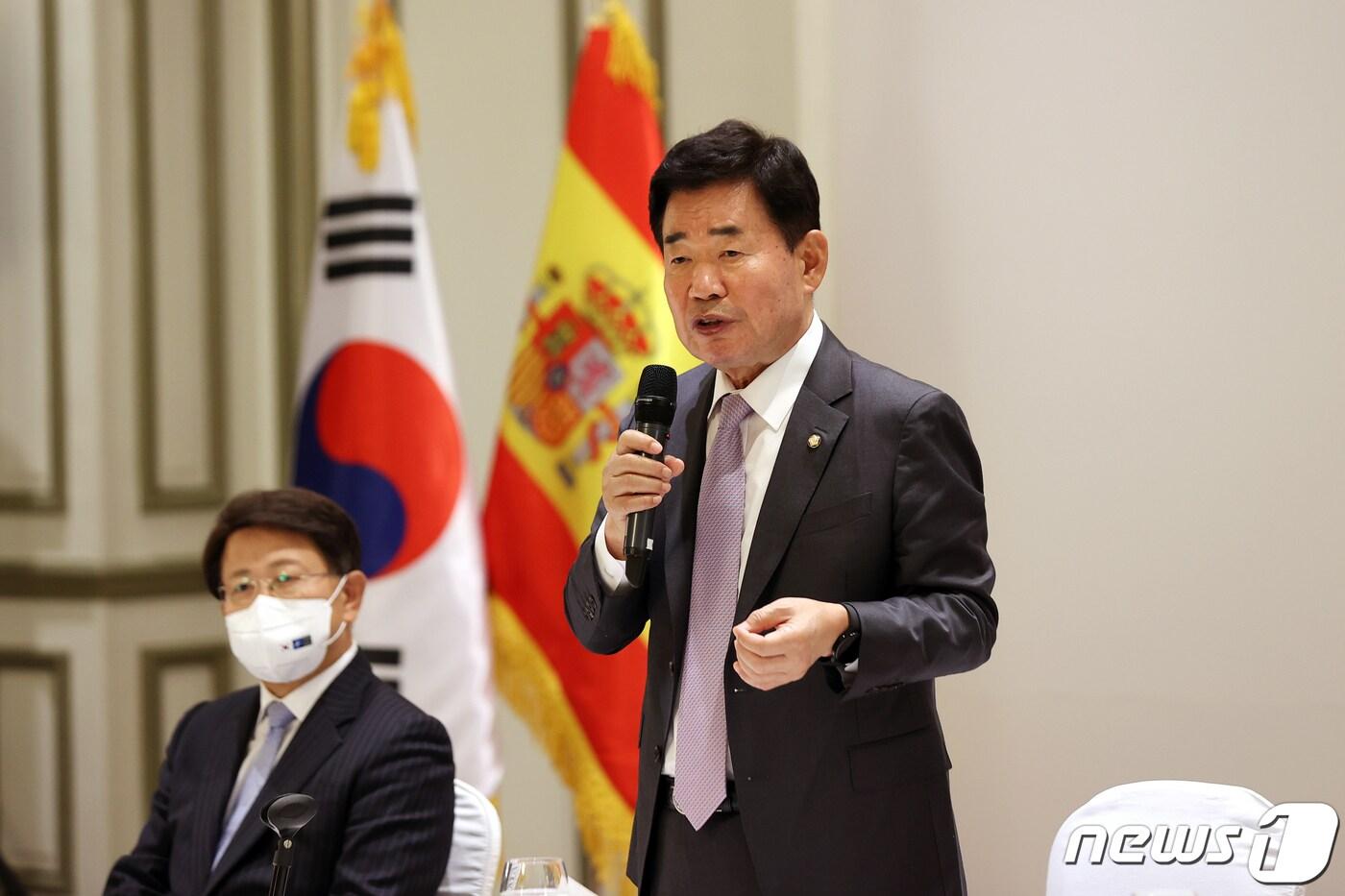본문 이미지 - 김진표 국회의장이 12일(현지시간) 스페인 마드리드시내 웨스틴 팰리스 호텔에서 열린 지상사 대표 초청 간담회에 참석해 인사말을 하고 있다. (국회 제공) 2022.9.13/뉴스1 ⓒ News1 유승관 기자