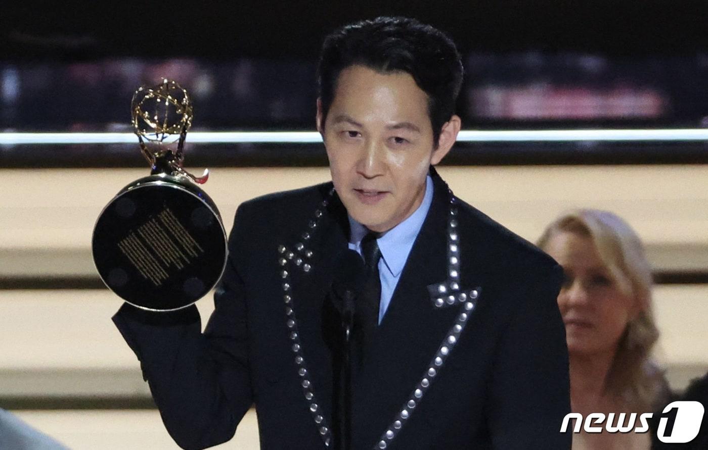 본문 이미지 - 넷플릭스 드라마 '오징어 게임'의 주연 배우 이정재가 12일(현지시간) 미국 로스앤젤레스의 마이크로소프트 시네마에서 열린 제74회 에미상 시상식에서 드라마 부문 남우 주연상을 수상 후 소감을 밝히고 있다. ⓒ 로이터=뉴스1 ⓒ News1 김진환 기자