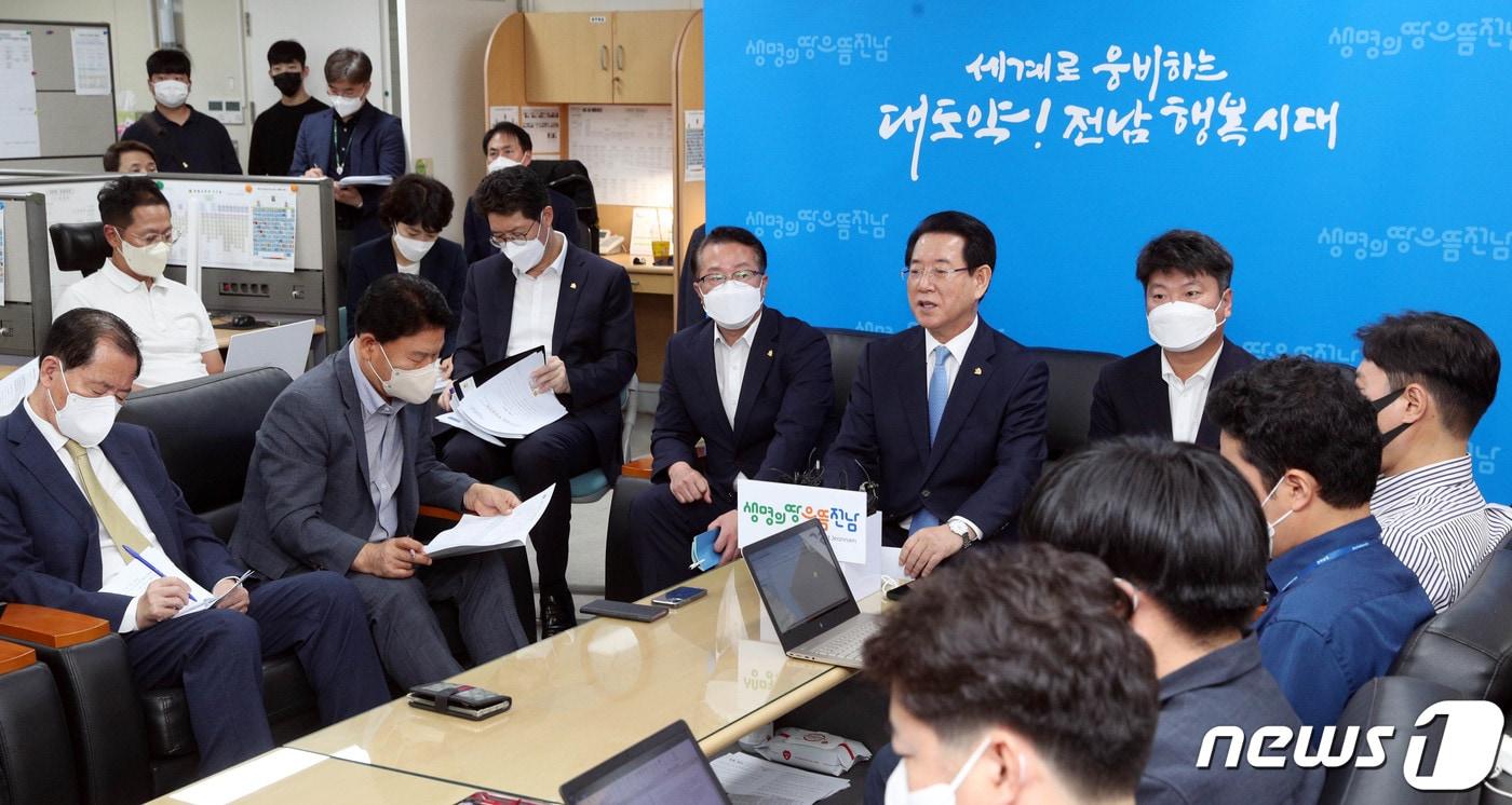 본문 이미지 - 김영록 전라남도지사가 13일 오전 도청 기자실에서 태풍 힌남노 피해 상황과 쌀값 현황 및 앞으로 계획, 초강력 레이저 연구시설 구축 등과 관련한 기자간담회를 갖고 있다. (전남도 제공) 2022.9.13/뉴스1 ⓒ News1