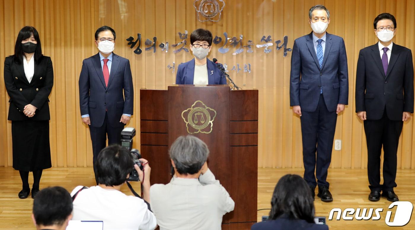 공군20전투비행단 故이예람 중사 사망사건 등을 수사한 안미영 특별검사(가운데)가 13일 서울 서초구 변호사회관에서 100일간의 수사 결과를 발표하고 있다. 2022.9.13/뉴스1 ⓒ News1 장수영 기자