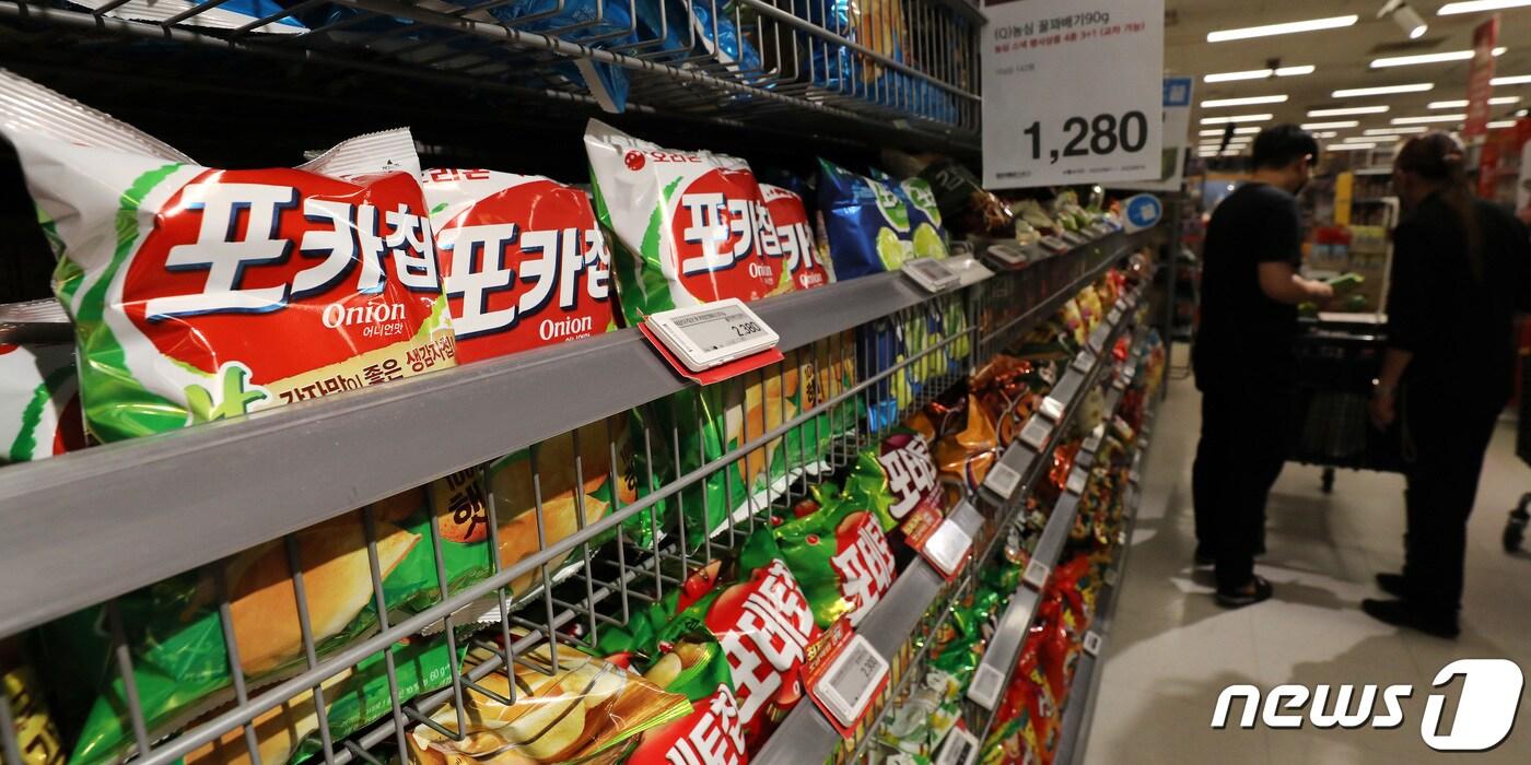 본문 이미지 - 서울의 한 대형마트에 오리온 포카칩이 진열되어 있다. /뉴스1 ⓒ News1 박지혜 기자
