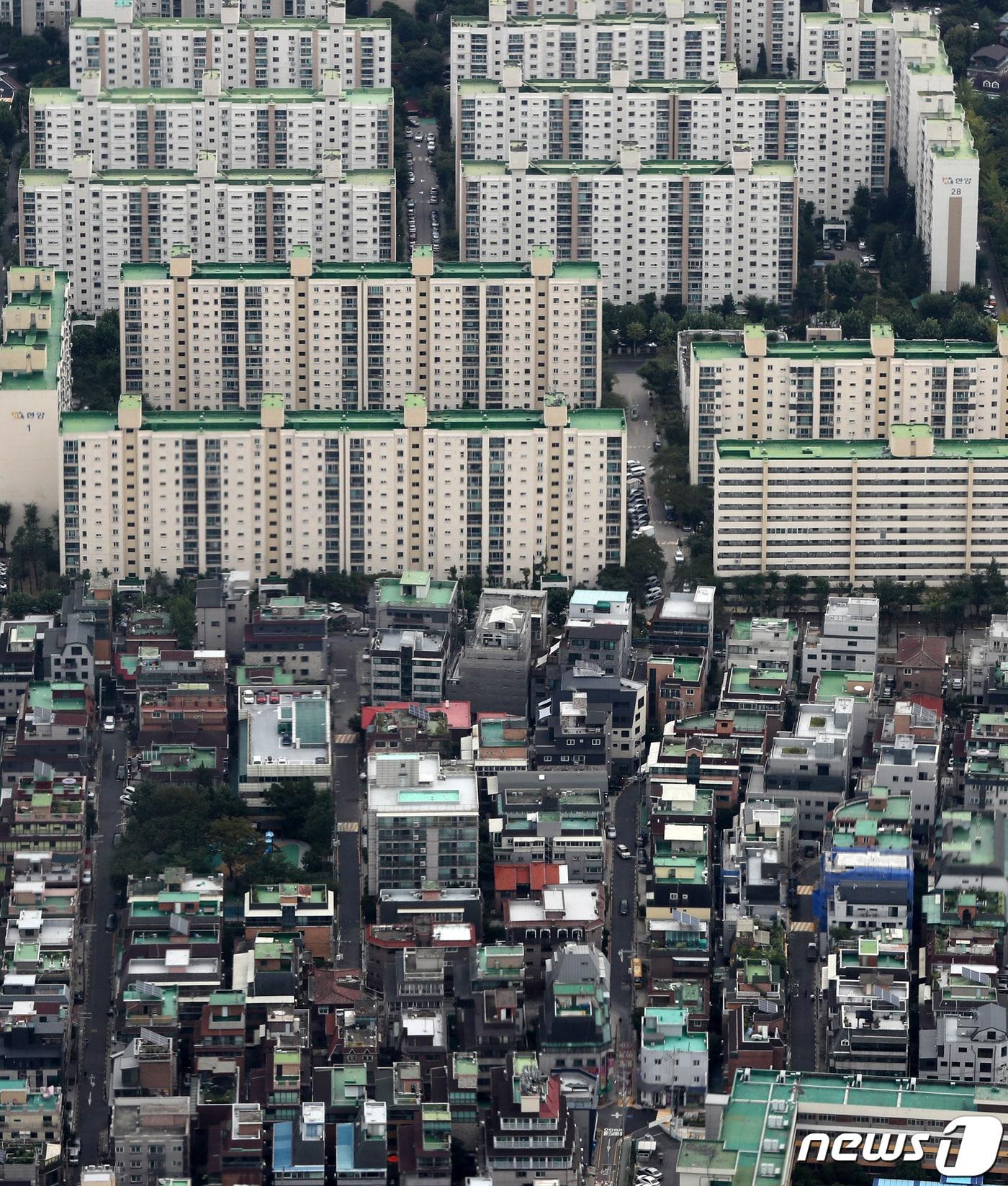 본문 이미지 - 2022년 서울 송파구 롯데월드타워 서울스카이에서 바라본 서울 송파구의 주거 밀집지역. ⓒ News1 구윤성 기자