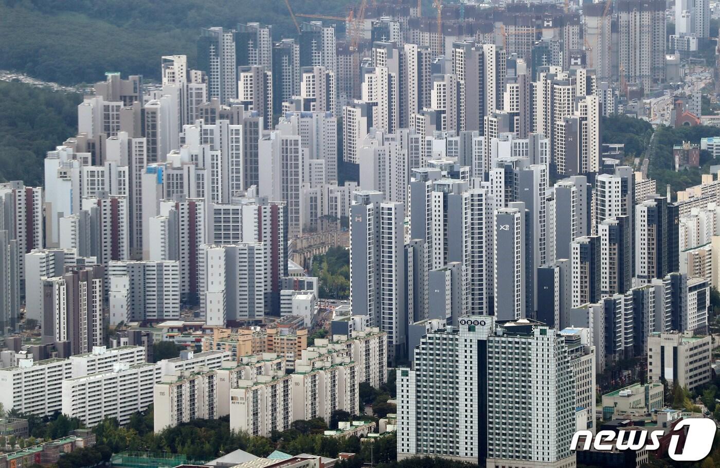 본문 이미지 - 사진은 서울 송파구 롯데월드타워 서울스카이에서 바라본 서울 강남구의 아파트 단지. 2022.9.13/뉴스1 ⓒ News1 구윤성 기자