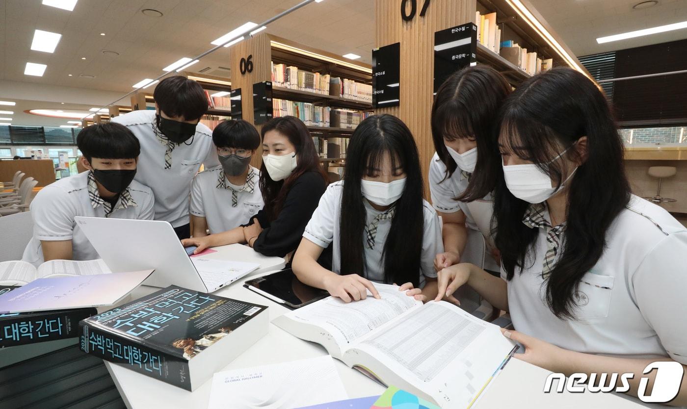 대입 수시모집 상담을 받고 있는 고3 수험생들. (뉴스1DB) ⓒ News1 김영운 기자