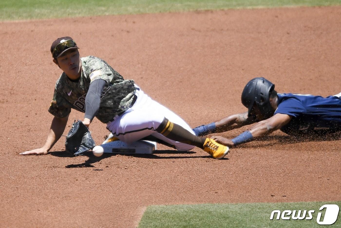 본문 이미지 - 시애틀 매리너스를 상대하는 김하성(왼쪽). ⓒ AFP=뉴스1