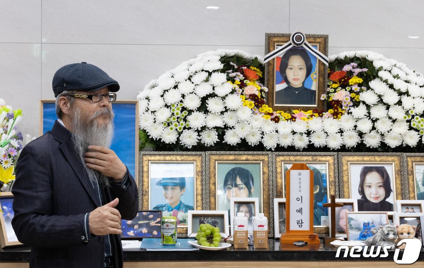 본문 이미지 - 공군 20전투비행단 故 이예람 중사의 아버지 이주완 씨가 13일 오후 경기도 성남시 분당구 국군수도병원 장례식장에서 열린 특검 수사 결과 발표 관련 기자회견을 마친 후 취재진에게 설명하고 있다. 2022.9.13/뉴스1 ⓒ News1 이재명 기자