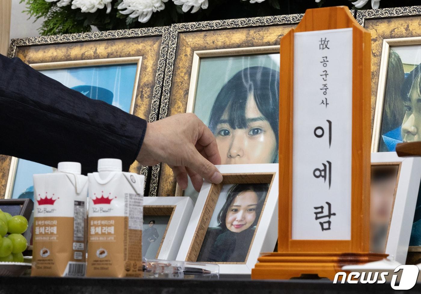 본문 이미지 - 공군 20전투비행단 故 이예람 중사의 아버지 이주완 씨가 13일 오후 경기도 성남시 분당구 국군수도병원 장례식장에서 열린 특검 수사 결과 발표 관련 기자회견을 마친 후 취재진에게 설명하고 있다. 2022.9.13/뉴스1 ⓒ News1 이재명 기자