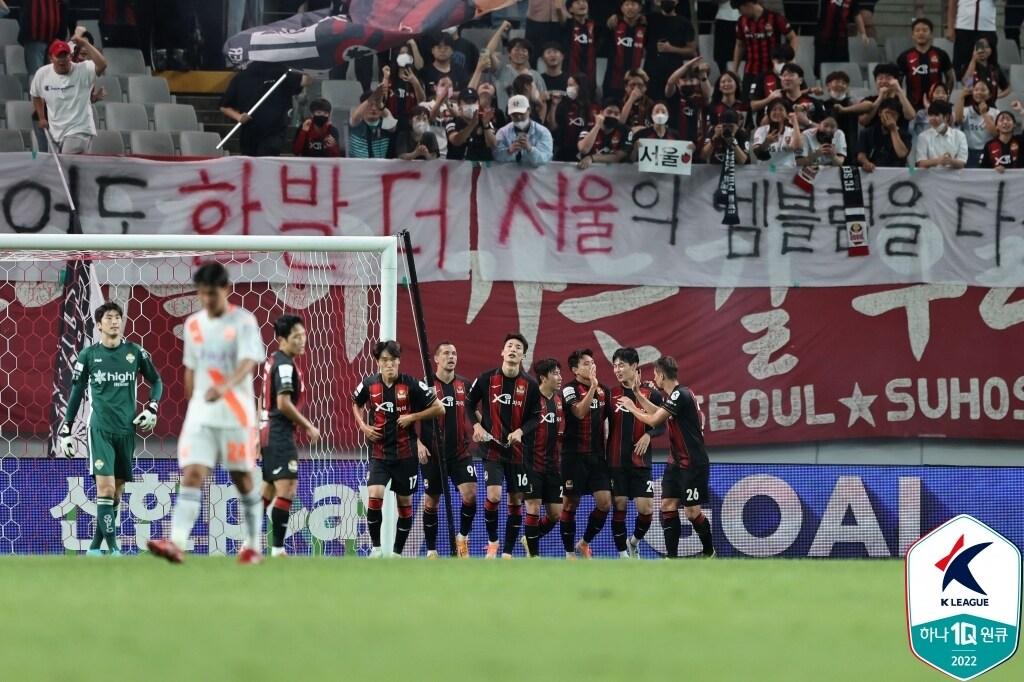 본문 이미지 -  FC서울이 조영욱의 골을 앞세워 강원을 1-0으로 꺾었다.(한국프로축구연맹 제공)