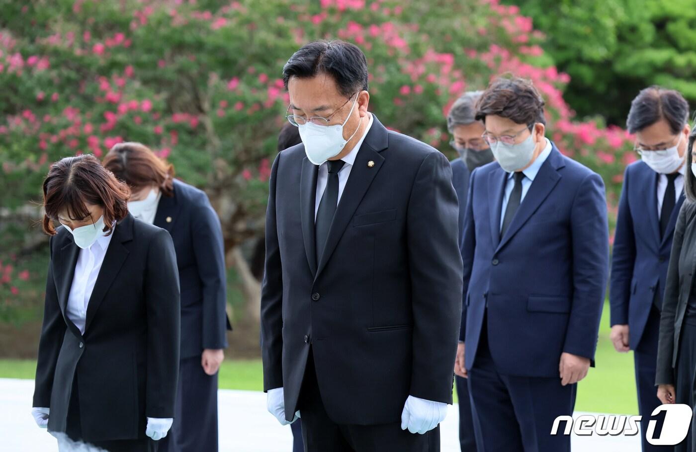 본문 이미지 - 정진석 국민의힘 비상대책위원장과 비대위원들이 14일 서울 동작구 서울현충원을 찾아 참배 후 묵념을 하고 있다. 2022.9.14/뉴스1 ⓒ News1 국회사진취재단