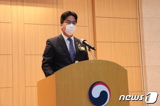 본문 이미지 - 윤태식 관세청장은 14일 서울 중구 신세계면세점에서 면세업계, 유관부처 등과 면세산업 발전 간담회를 갖고 '면세산업 활성화 대책'을 추진한다고 밝혔다. (자료사진) /뉴스1