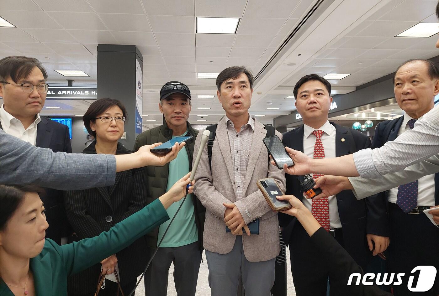 본문 이미지 - 국민의힘 '해양수산부 공무원 피격사건 진상조사 태스크포스(TF)' 단장인 하태경 의원(가운데)이 13일(현지시간) 워싱턴DC 덜레스 공항에 도착해 취재진에게 방문 목적을 설명하고 있다. 2022.9.14/뉴스1 ⓒ News1 김현 특파원