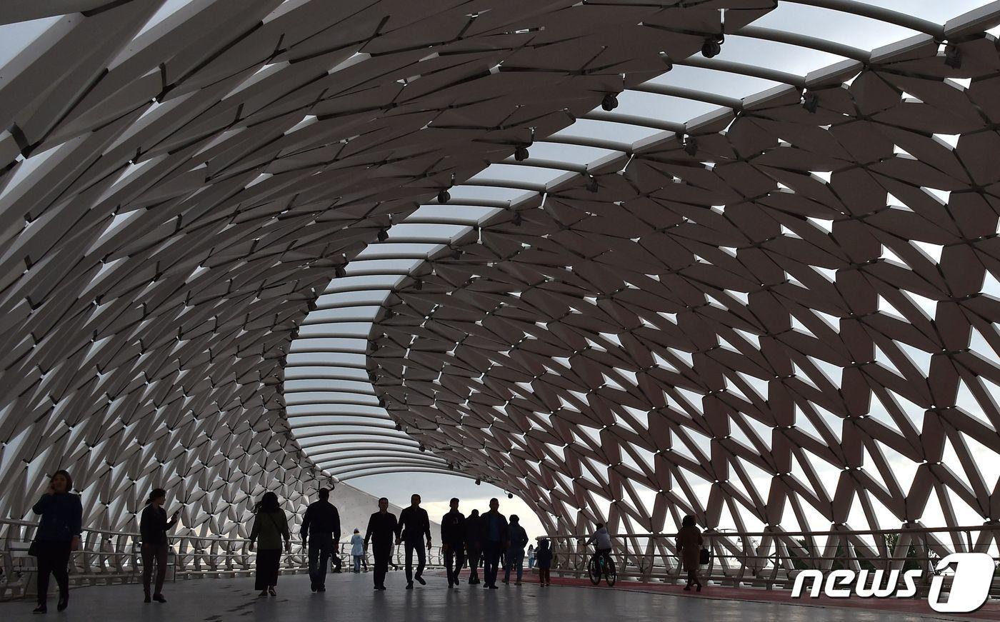 카자흐스탄 수도 누르술탄 이심 강변 위의 다리 모습 2019.06.08 ⓒ AFP=뉴스1 ⓒ News1 정윤미 기자