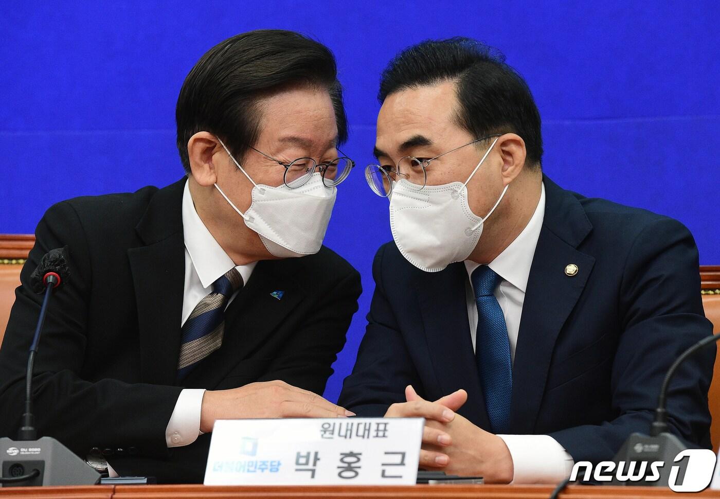 본문 이미지 - 이재명 더불어민주당 대표와 박홍근 원내대표가 14일 서울 여의도 국회에서 열린 최고위원회의에서 대화를 나누고 있다. (공동취재)/뉴스1 ⓒ News1 유승관 기자